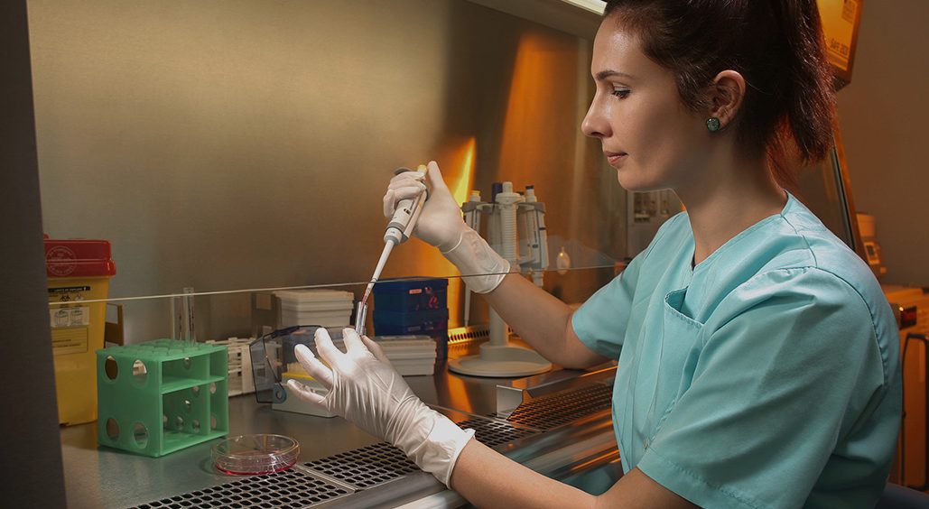 Cercetătoare lucrând în laborator OncoGen