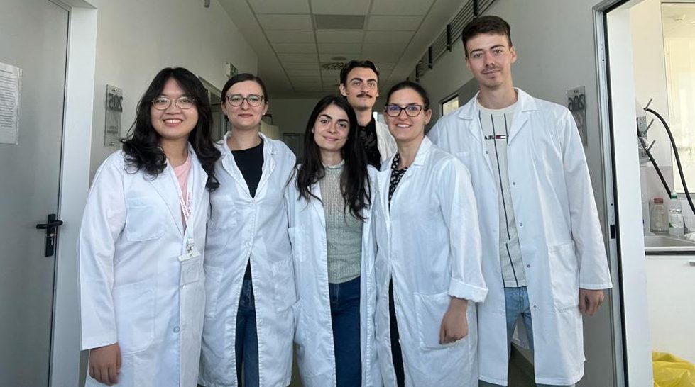 Studenți stagii de practică la OncoGen - grup în laborator
